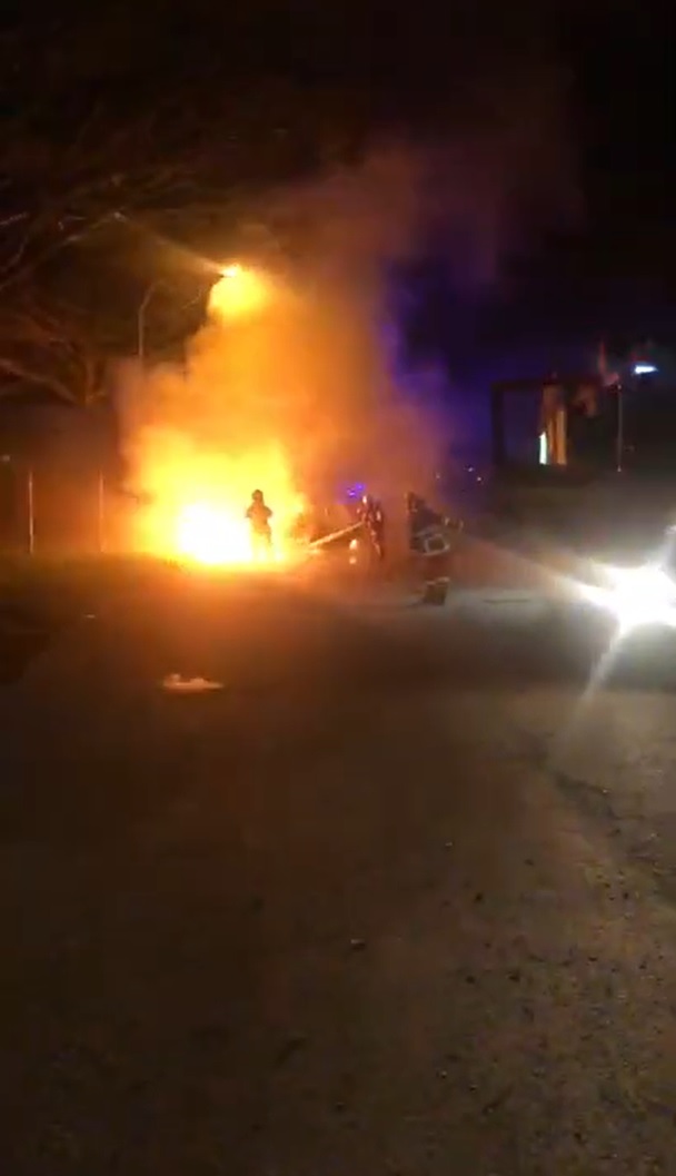 巡逻途中冒烟燃烧　警车3人逃出生天