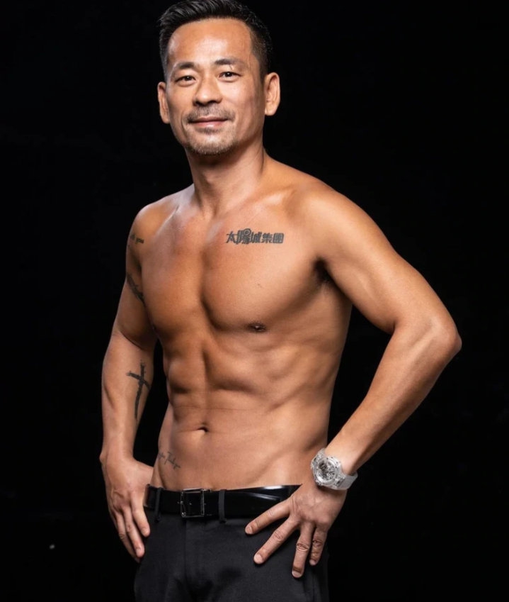 46岁洗米华身材有型 和儿子周柏豪同框胜似兄弟俩