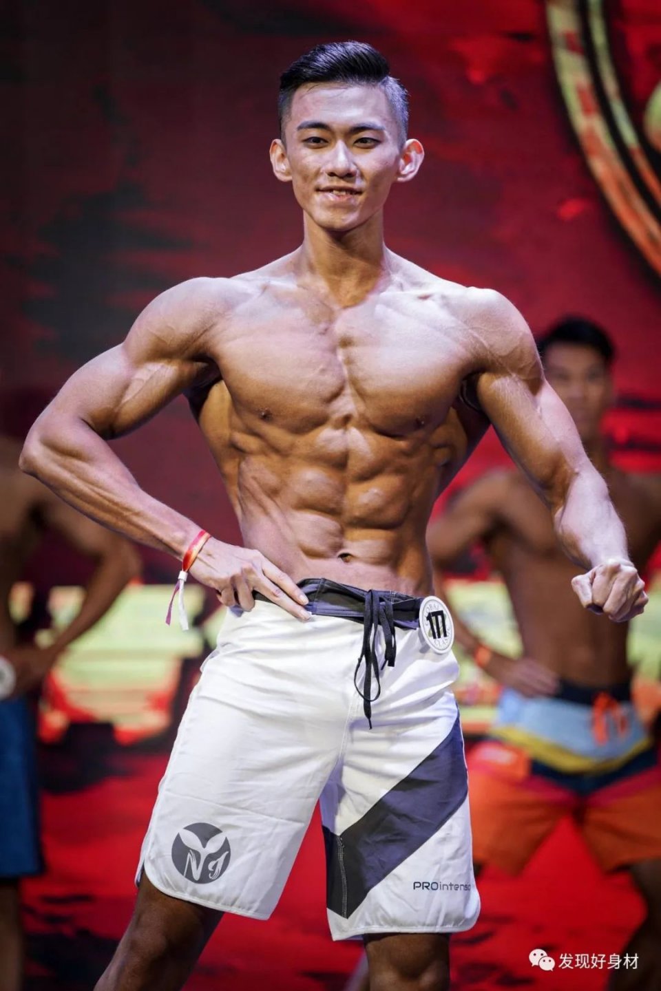 眼镜肌肉男半裸出境，这肉体太撩了