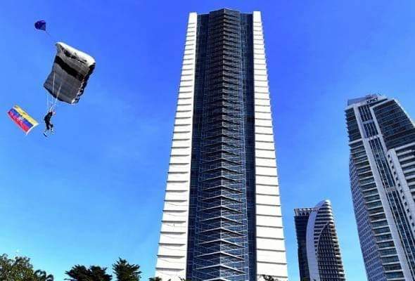 妇女部大厦训练 跳伞员元旦摔死