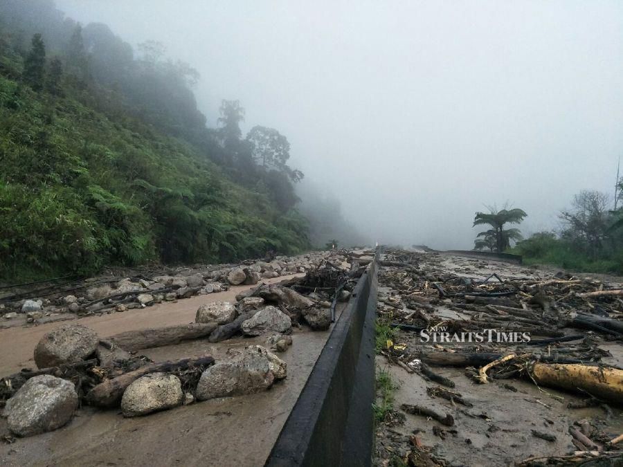 Jalan Lojing-Gua Musang closed to traffic due to landslide