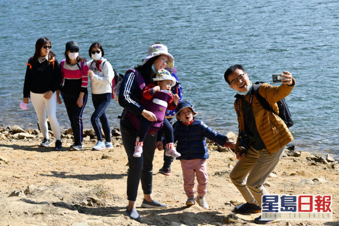 新年长假「尾班车」 市民涌郊野公园放松