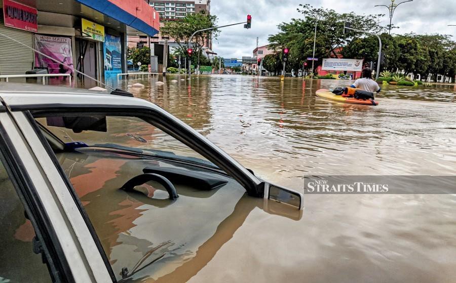 Kota Tinggi family sleeps in car after flood relief centre reaches full capacity