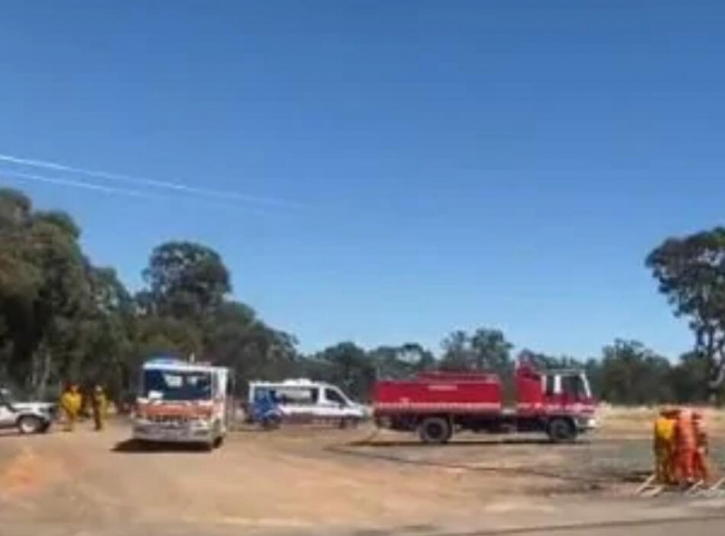 澳皮卡车撞上火车，司机受轻伤！火车上33名乘客幸运逃过一劫（图）