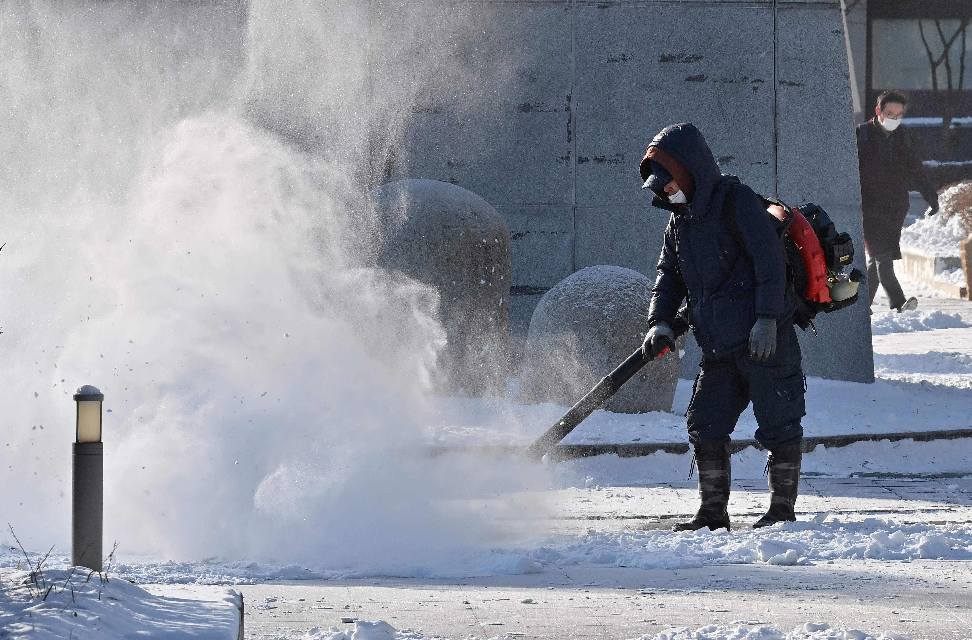 Cold snap grips South Korea, with heavy snowfall disrupting traffic in Seoul