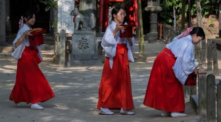 日航班机停飞 剩余人力到各地当“神社巫女”