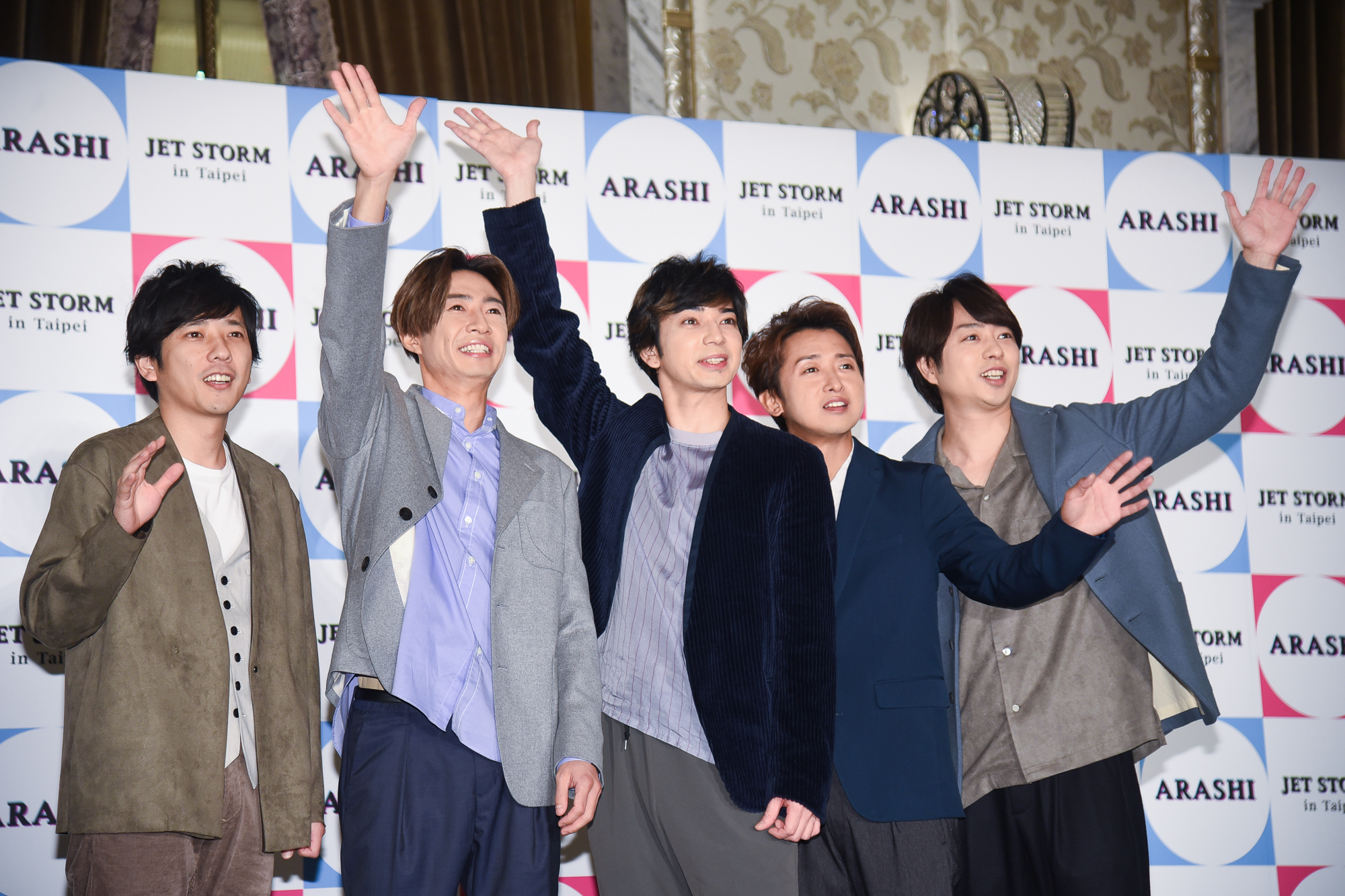 Arashi's last album pre-hiatus, This Is Arashi, tops Oricon ranking again after 8 weeks