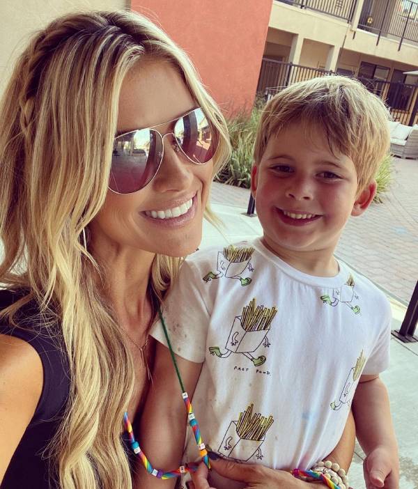 Christina Anstead stuns in low-cut top for flawless morning selfie