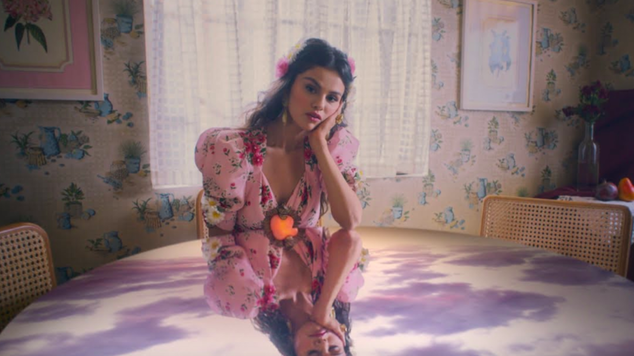 Selena Gomez Shares the Video for Her New Track "De Una Vez"