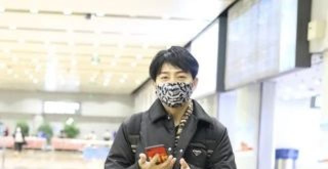 陈志朋“正经”的搭配，是什么水平？大衣造型很潮，配件最抢眼