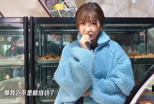 蛋糕店老板配合虞书欣拍照，谁留意书欣干了啥？细节显露人品