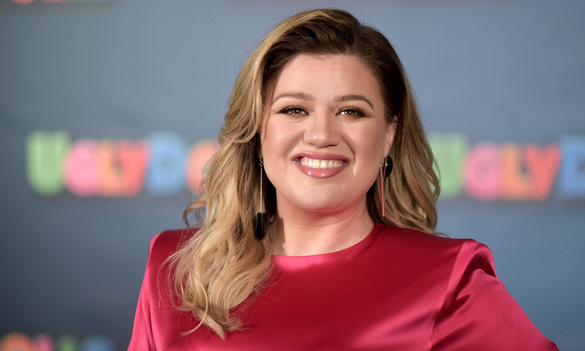 Kelly Clarkson sends fans into meltdown as she teases big news