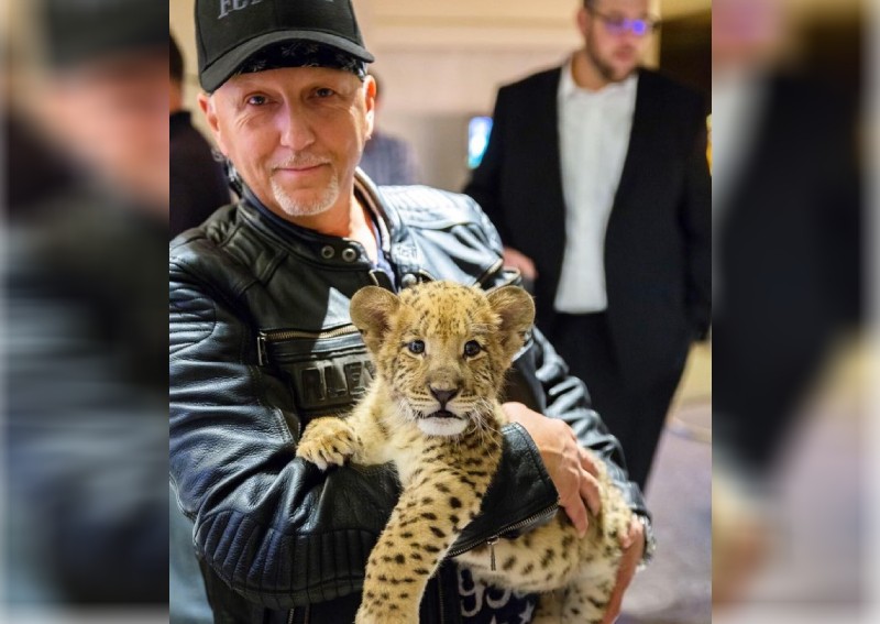 Tiger King star Jeff Lowe ordered to surrender cubs in animal welfare case
