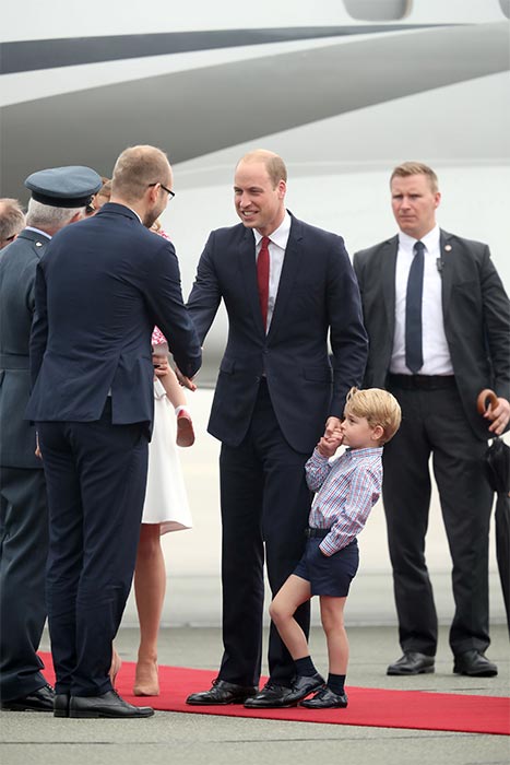 6 sweet photos of royal kids kissing their parents in public