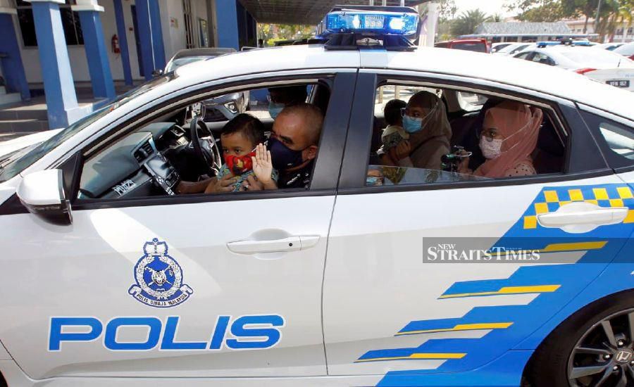 Boy With Leukemia Gets Police Car Ride Wish Fulfilled Nestia