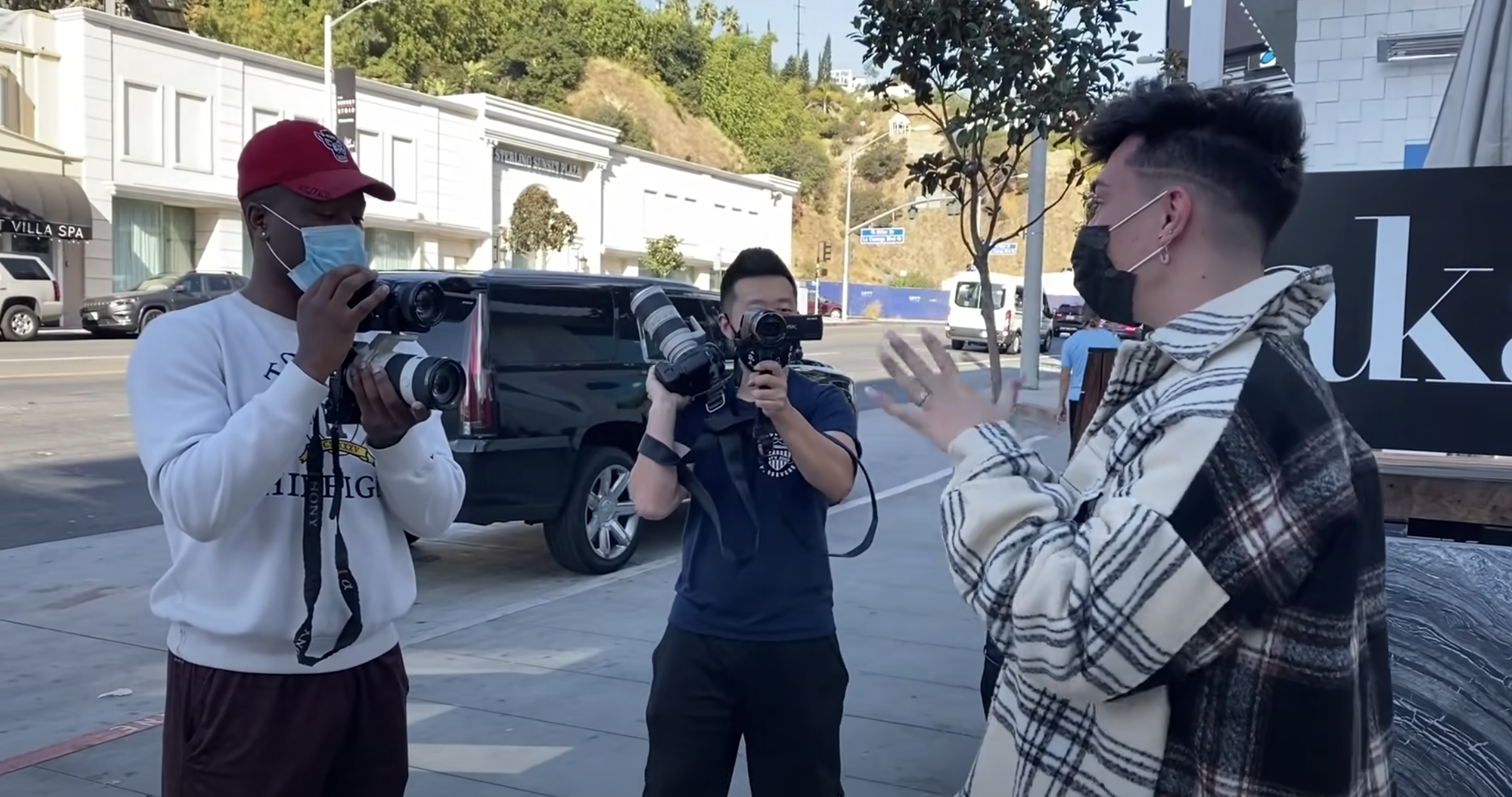 Charli And Dixie D'Amelio Called Out Paparazzi For Waiting Outside Their Houses And Making Them "Super Uncomfortable"