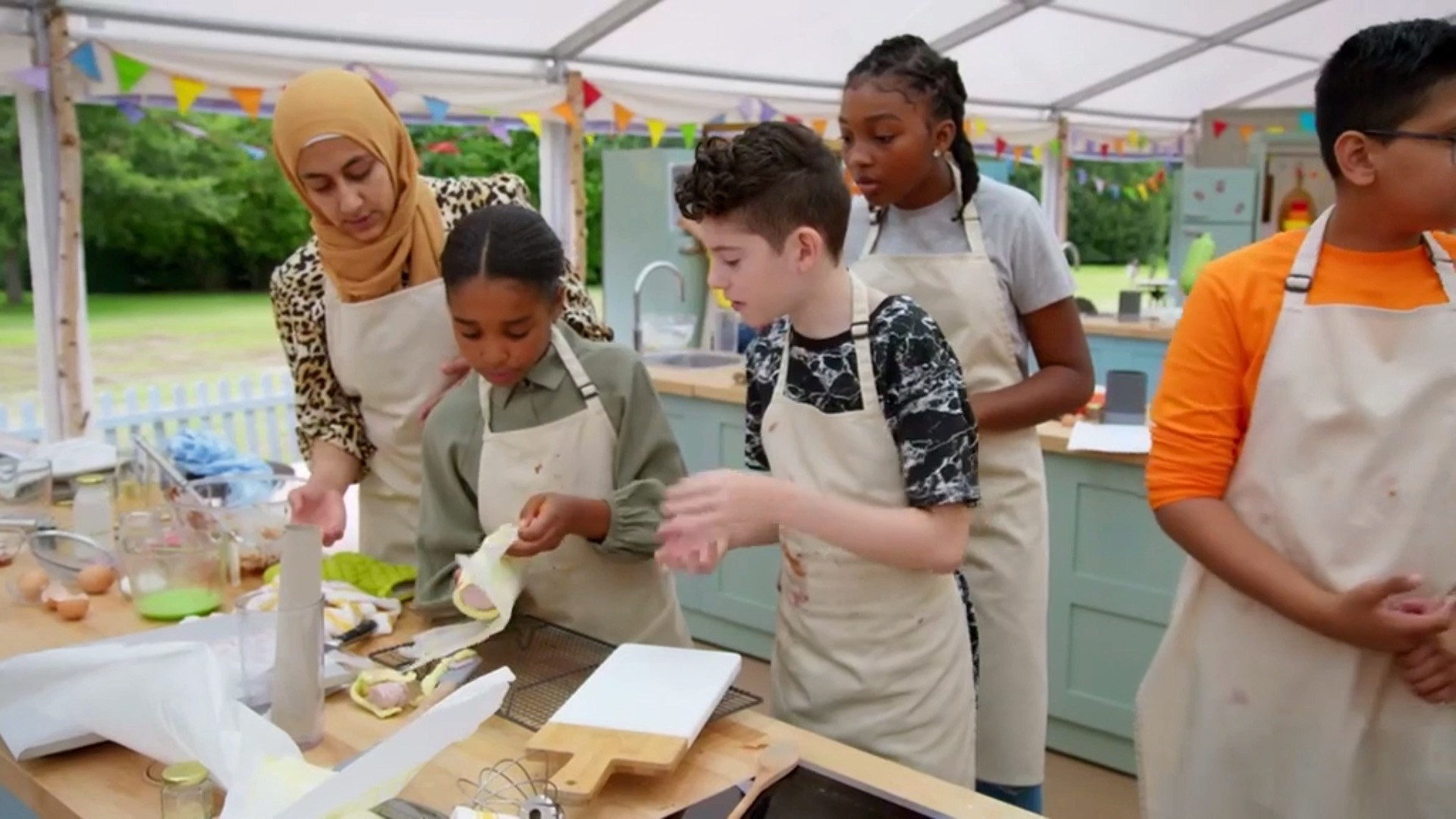 Junior Bake Off stars rally around baker to help her finish cake with one minute to spare