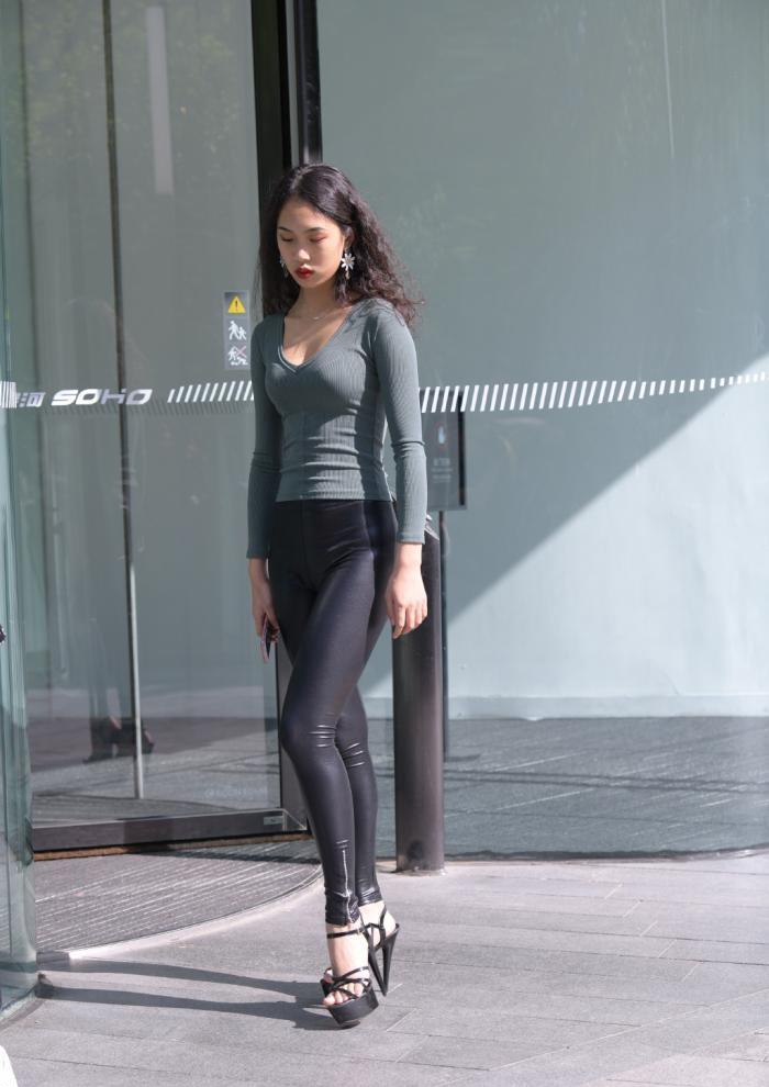 皮裤不透气？有美女这样的效果，不透气也无关紧要
