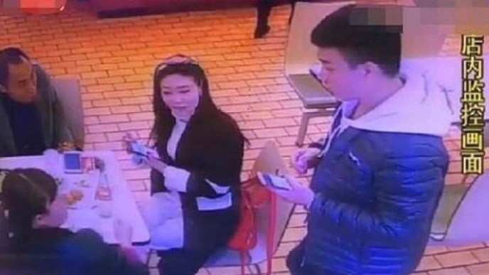 人夫面前搭讪人妻 男要求留微信“有时间玩一下”