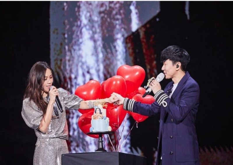 JJ Lin surprises Tanya Chua with birthday cake at her Taipei concert