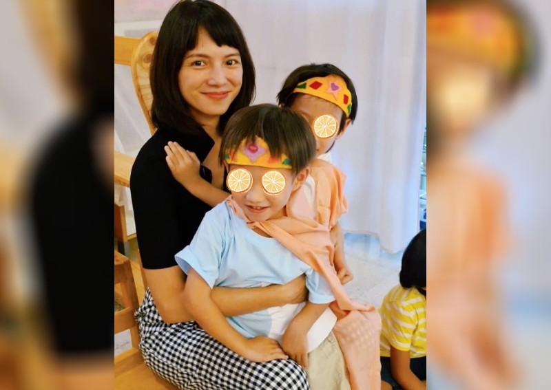 Angelica Lee won't let her 4-year-old twin boys learn to read until they are 7
