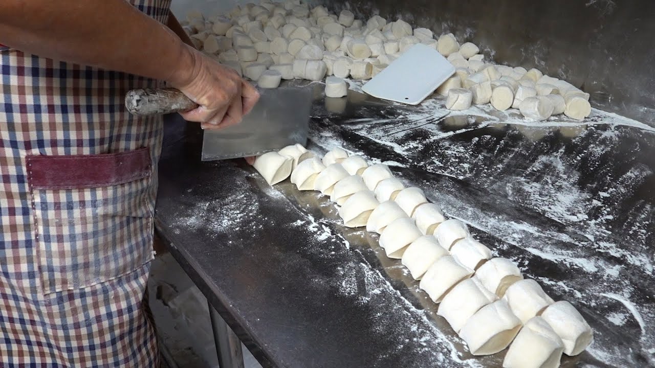 Soup Dumplings, Scallion Omelet Pancake / 汤包, 蛋饼 - Taiwanese Street Food