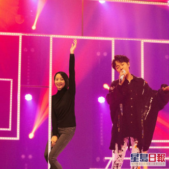 【真友谊】合照错摆跳钢管舞pose 张钧甯惨被吴青峰P图恶搞