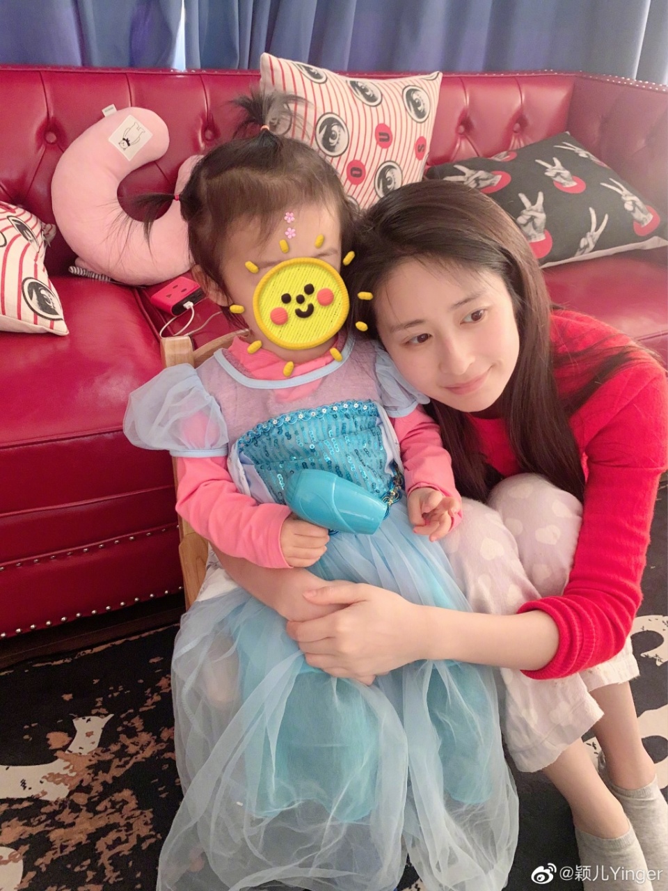 颖儿晒照为女儿庆生，2岁小月亮打扮似公主，正脸曝光超像付辛博