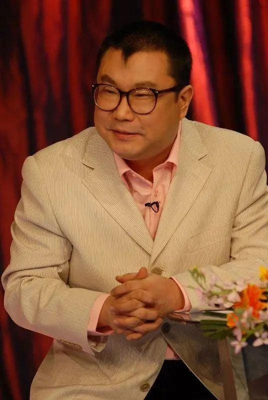 尹相杰小16岁妻子近照曝光！颜值不输女明星，系拍卖公司高管