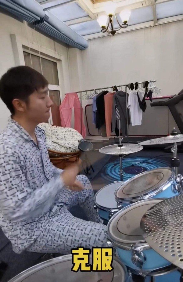 陈佩斯近况曝光，亲自示范教儿子吃面条，曾怕儿子靠其名气混饭吃