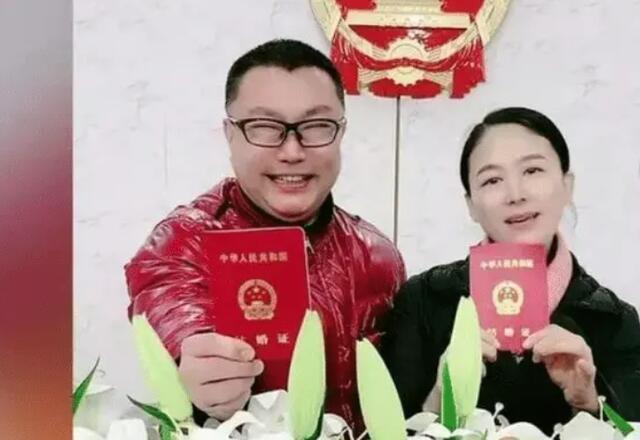 尹相杰官宣结婚后，携娇妻回娘家不避众人目光，岳父岳母捧花迎接