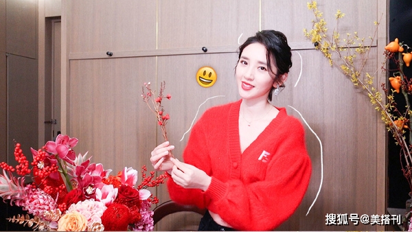 原创 唐艺昕好惊艳，穿红色毛衣配红唇甜美妩媚，33岁还是这么少女