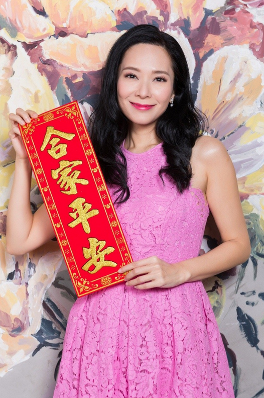 原创 真被郭羡妮美到了，穿蕾丝粉裙甜美娇俏，46岁依旧美得像刚出道