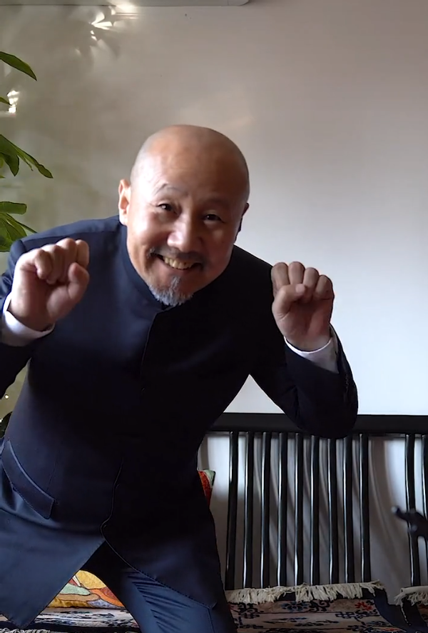 61岁腾格尔家中环境太简陋！房间窗帘旧到发黄，住房狭小显拥挤