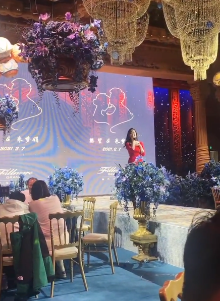 安徽台一姐现身婚宴唱歌捞金，被曝出场费3万，嫁总裁仍赚钱不易