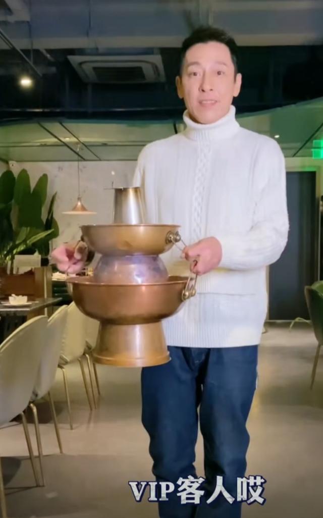令狐冲改当服务员？连开7家火锅店都快倒闭，一顿人均才200