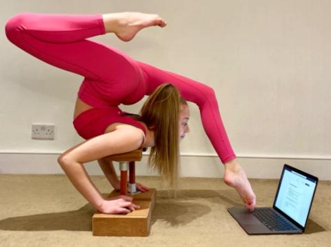 厉害了！英国女孩苦练柔术：边写作业边噼叉