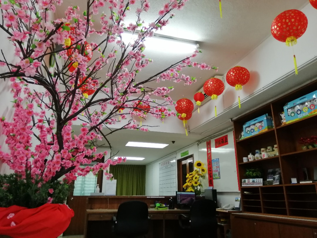 隆中华独中为校园“换装”　布置成红彤彤年景