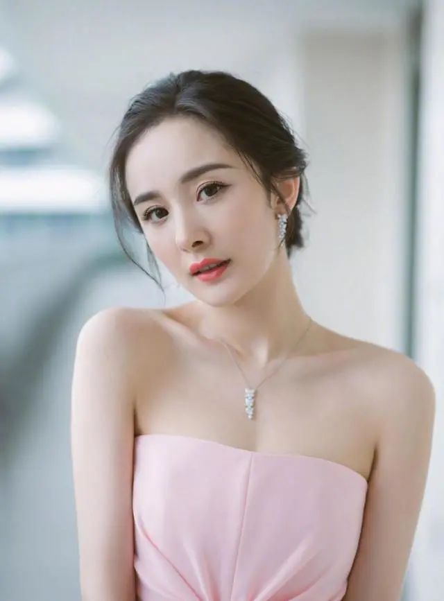 杨幂的眼睛怎么了？出现怪异褶皱双眼不对称，再一次引网友质疑整容？