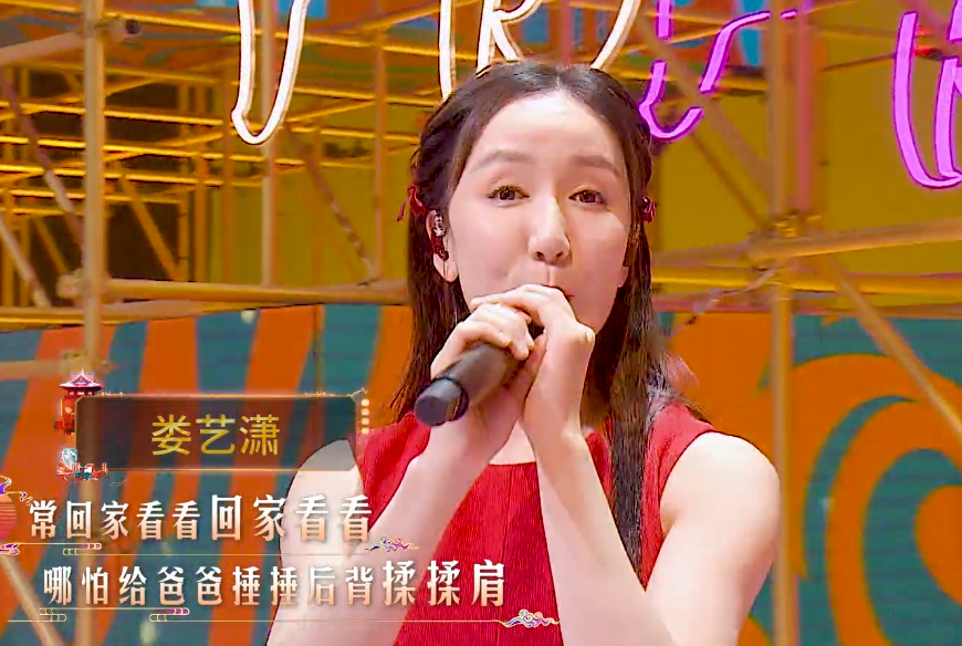 喜剧春晚群星：娄艺潇膀子大，张檬脸僵，虞书欣像披花床单