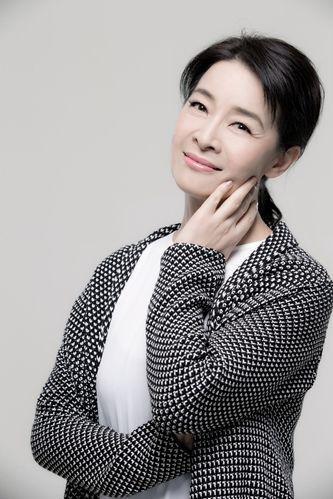 红楼梦89岁“王夫人”曝近况，拄拐惹人担忧，女儿顾艳成老戏骨