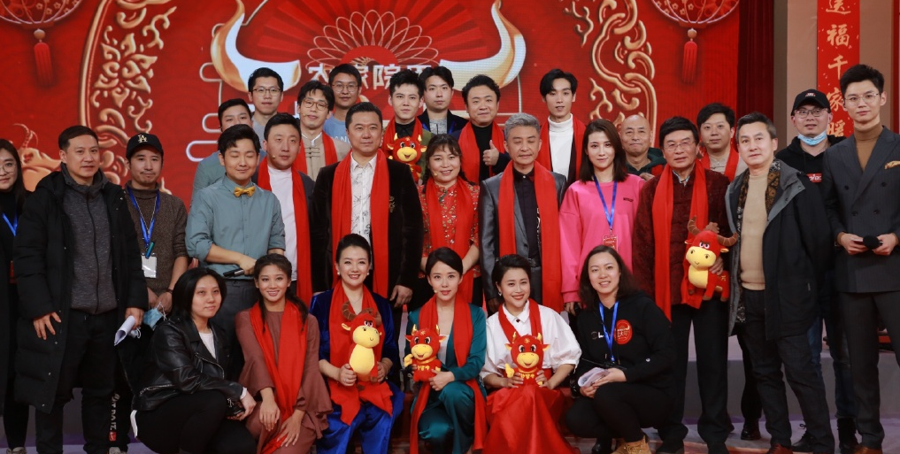 最美嫦娥颜丹晨登“村晚” 瘦成锥子脸状态超好