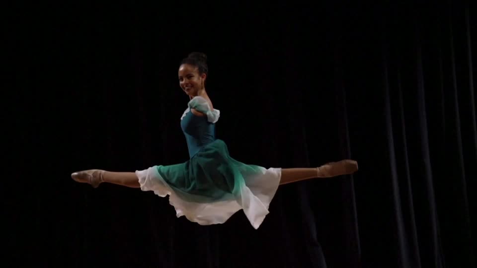 Dancing without arms: ballerina inspires Brazil