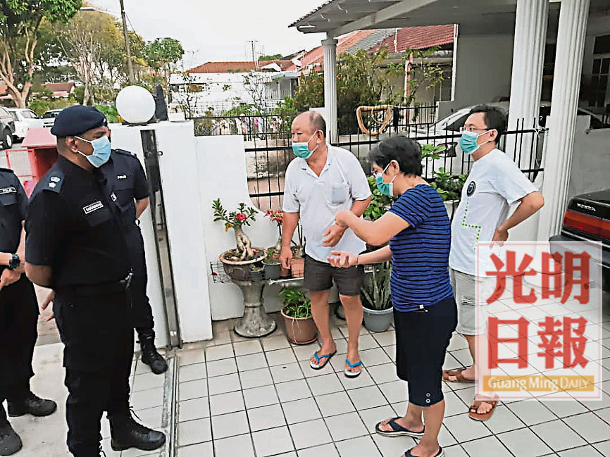 确保遵SOP 警巡住宅区顺便拜年