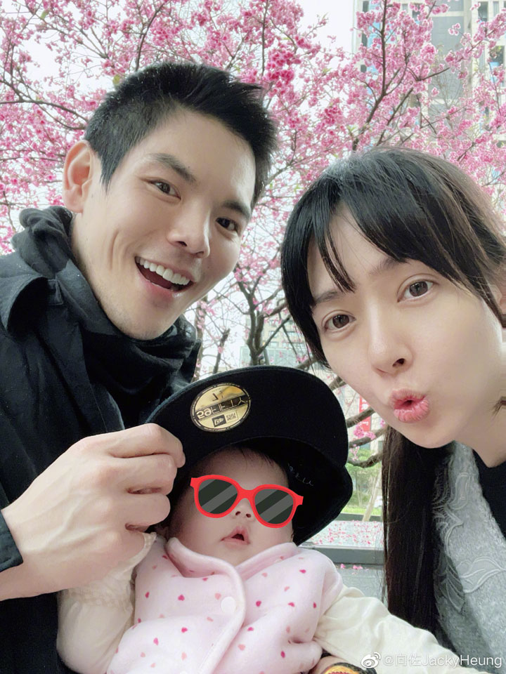 向佐情人节左拥右抱 安以轩女儿大眼抢镜