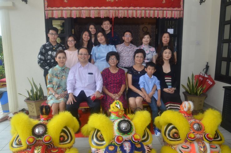 斯中总舞狮团 向会长贺年
