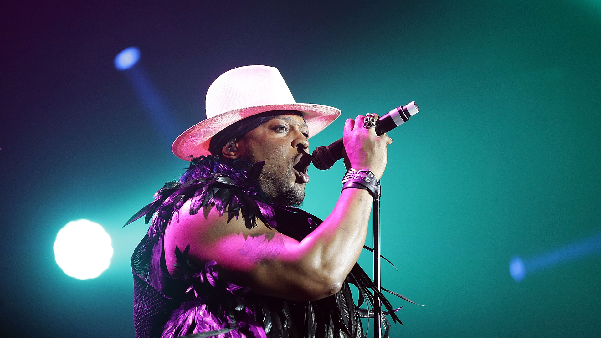 D’Angelo Set for ‘Verzuz’ Performance at the Apollo Against Unnamed ‘Friends’