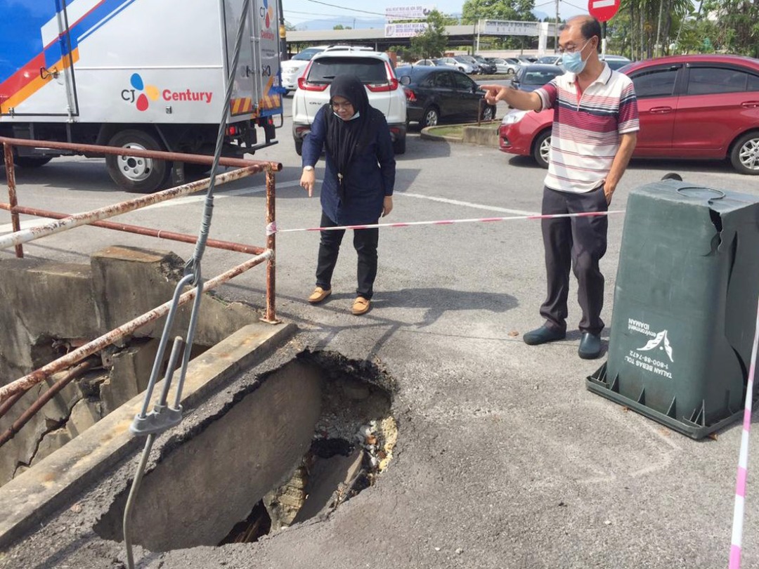 峇甲亚兰路段地陷扩大现危机　居民促当局调查和修补