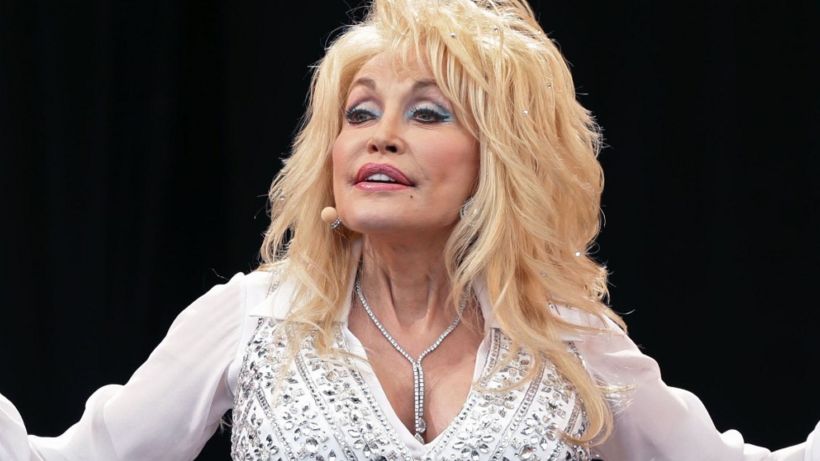 Dolly Parton asks for statue plans to go on hold