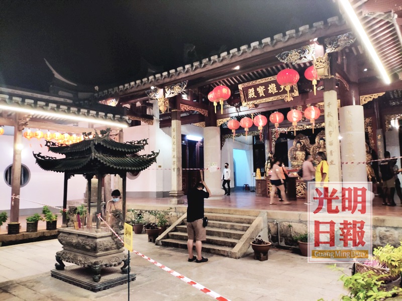 香客乖乖领号码守身距  天公坛人龙200米